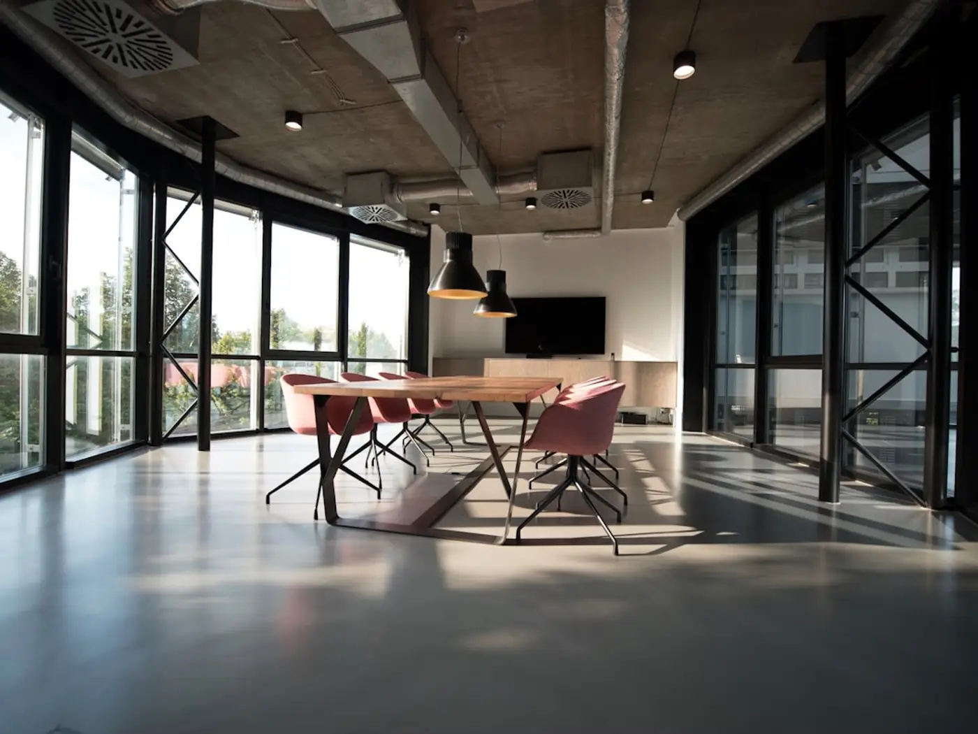 Espacio de trabajo compartido con mesas y zonas de reunión