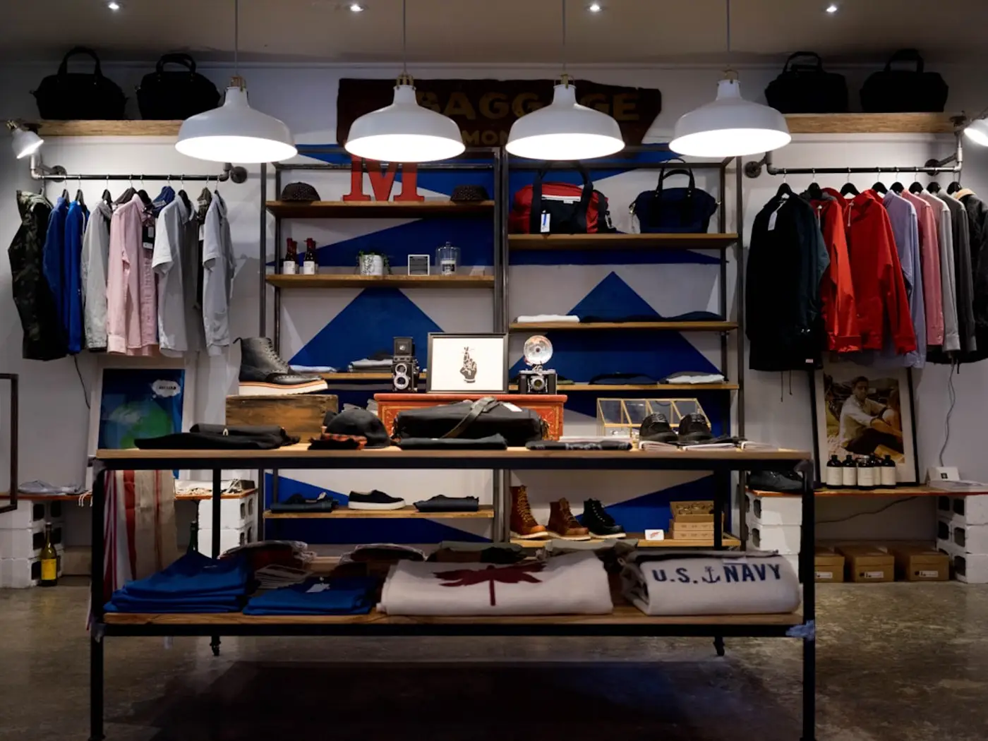 Interior de una tienda de ropa con estantes y prendas